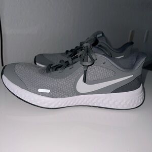 Kids Nike Revolution size 4 (Boys)